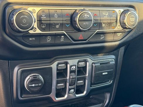 Used 2019 Jeep Wrangler Unlimited Sahara AWD/4WD image 27