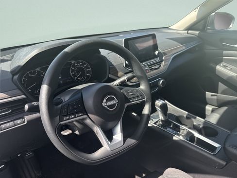 Used 2025 Nissan Altima 2.5 SV FWD image 33