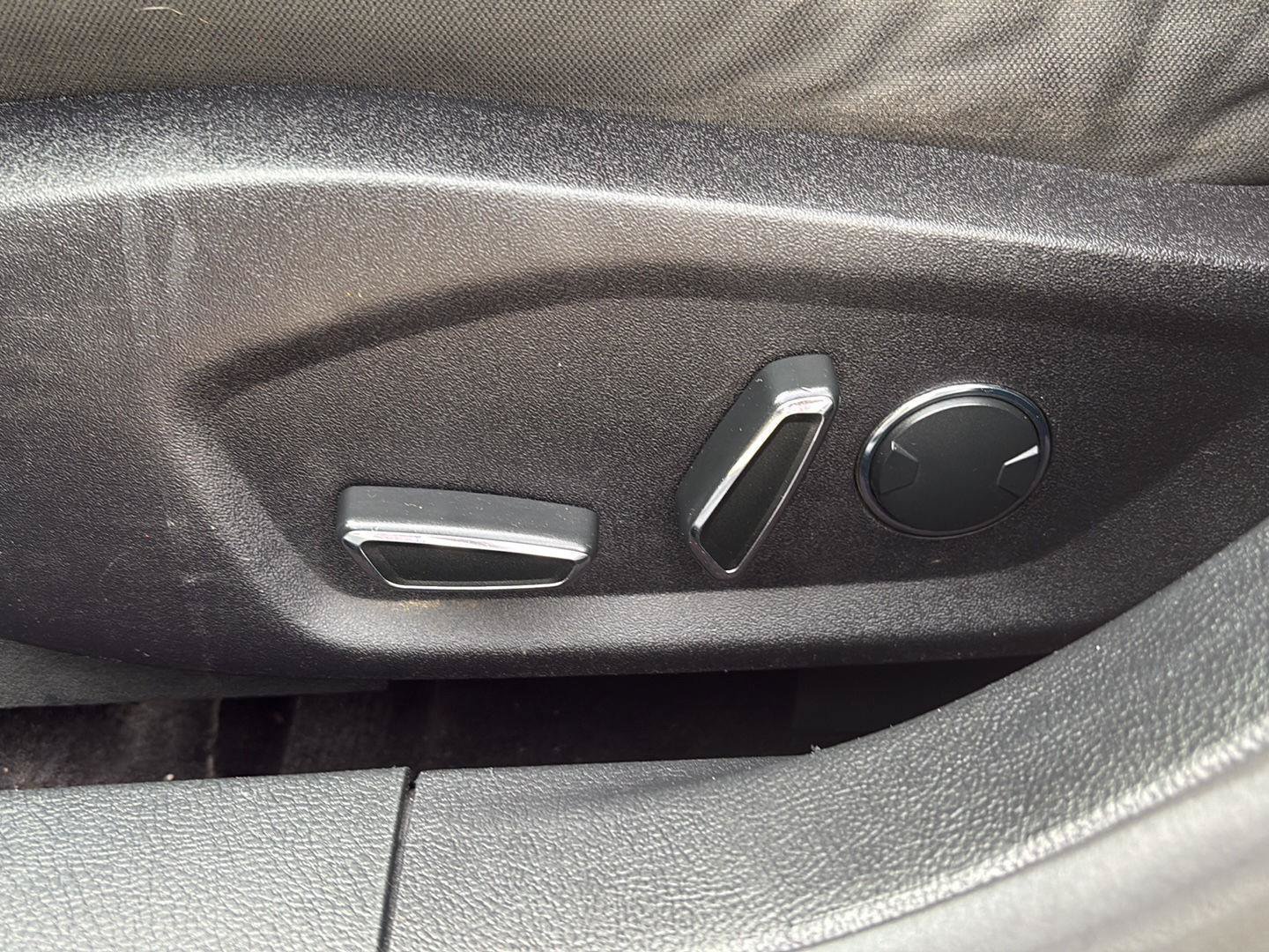 Used 2017 Ford Fusion SE w/ Fusion SE Technology Package FWD image 16