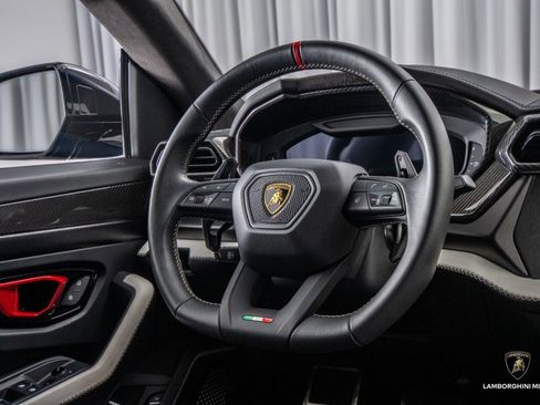 Used 2025 Lamborghini Urus SE image 52
