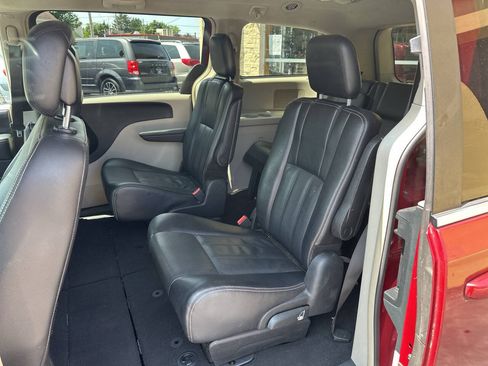 Used 2014 Chrysler Town & Country Touring FWD image 7