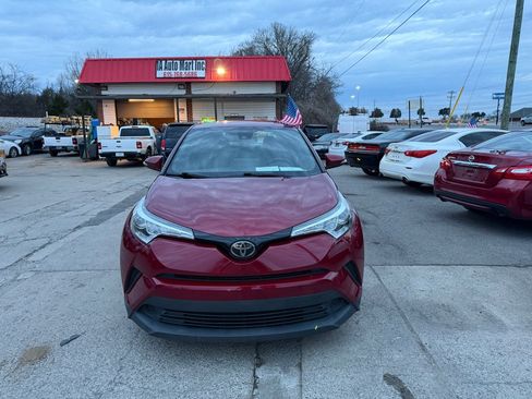 Used 2019 Toyota C-HR XLE FWD image 2