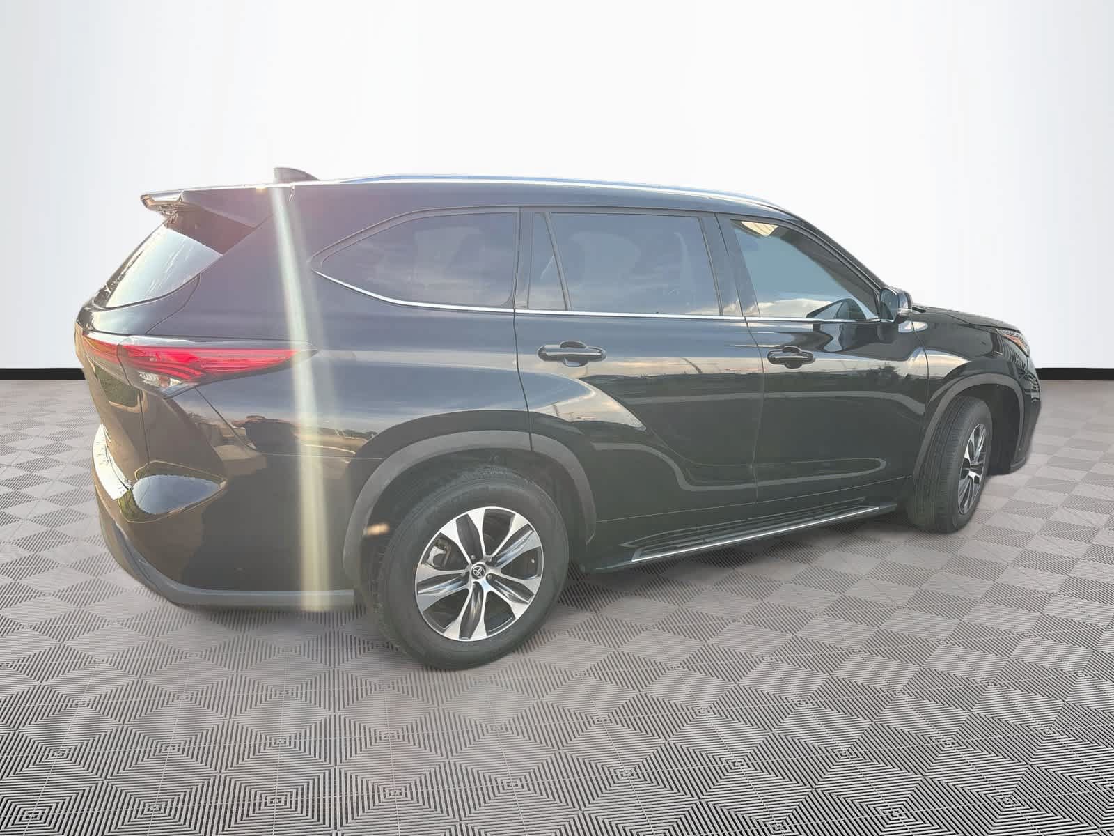 Used 2021 Toyota Highlander XLE FWD image 5
