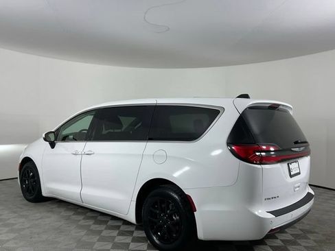 Used 2023 Chrysler Pacifica Touring-L FWD image 7