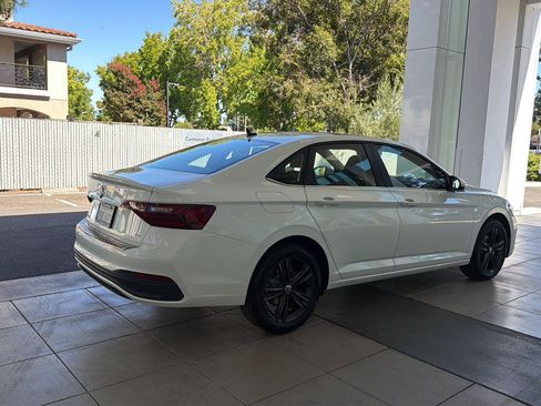 Certified 2023 Volkswagen Jetta SE w/ Panoramic Sunroof Package FWD image 5