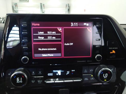 Used 2020 Toyota Highlander XLE AWD/4WD image 19