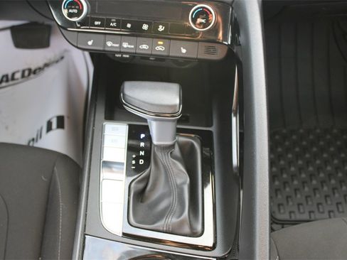 Used 2025 Hyundai Elantra SEL image 14