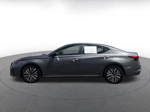 Used 2025 Nissan Altima 2.5 SV FWD image 9