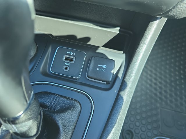 Used 2020 Jeep Cherokee Latitude Plus w/ Cold Weather Group AWD/4WD image 25