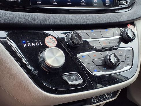 Used 2024 Chrysler Pacifica Touring-L image 28