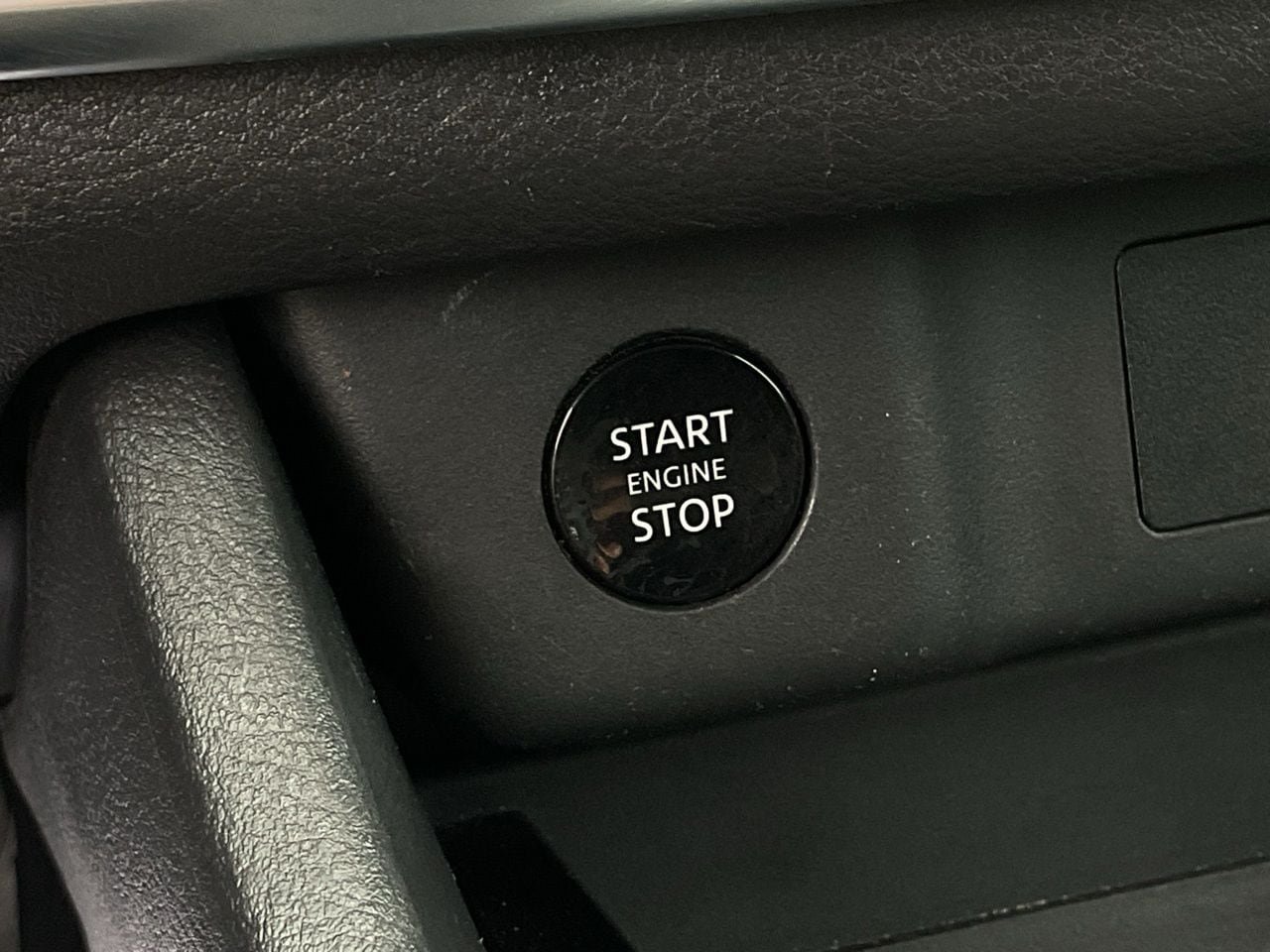 Used 2025 Nissan Rogue SV FWD image 25