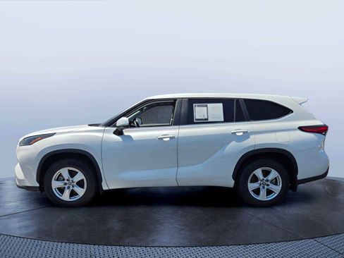 Used 2023 Toyota Highlander LE AWD/4WD image 3