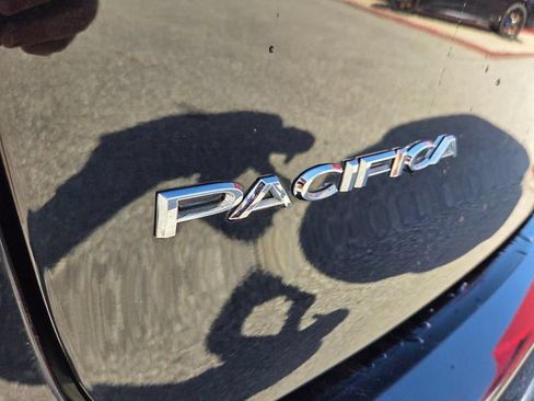 Used 2024 Chrysler Pacifica Touring-L FWD image 15