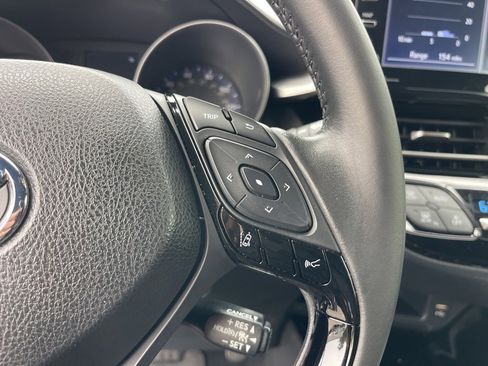 Used 2022 Toyota C-HR XLE image 17