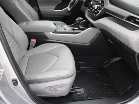 Certified 2022 Toyota Highlander XLE image 23