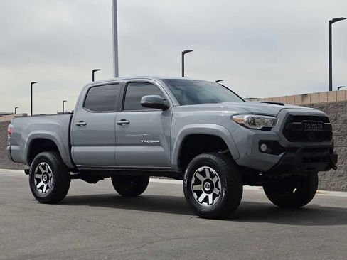 Used 2020 Toyota Tacoma TRD Sport w/ Technology Package image 3