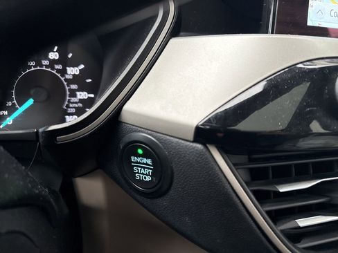 Used 2020 Ford Escape SE image 15