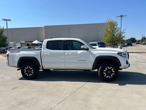 Used 2021 Toyota Tacoma TRD Off-Road w/ TRD Premium Off Road Package AWD/4WD image 2