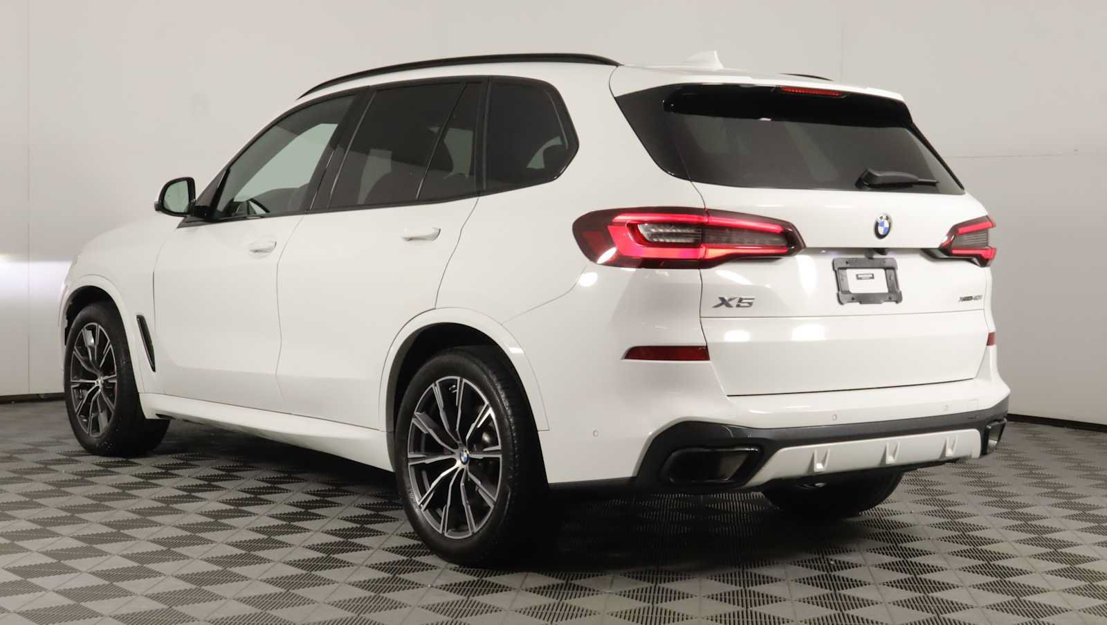 Used 2023 BMW X5 xDrive40i w/ Executive Package AWD/4WD image 4