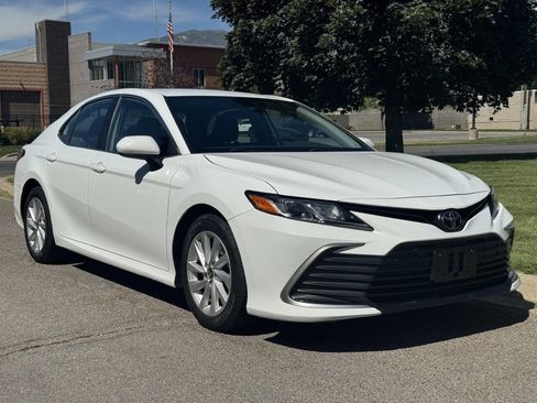 Used 2022 Toyota Camry LE FWD image 1