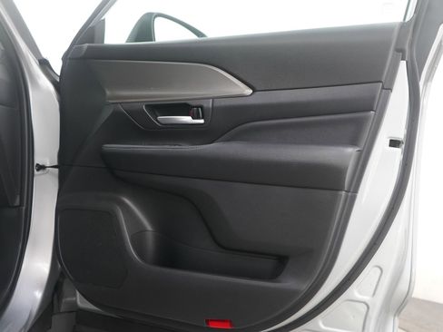 Used 2025 Toyota Grand Highlander image 9