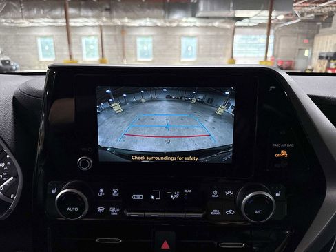 Used 2025 Toyota Highlander XLE AWD/4WD image 26