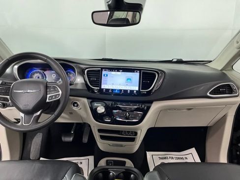 Used 2023 Chrysler Pacifica Touring-L FWD image 40