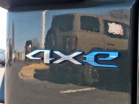 Used 2023 Jeep Wrangler Unlimited Sahara image 32