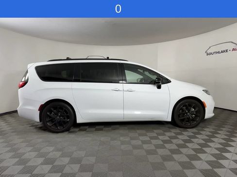 Used 2025 Chrysler Pacifica Limited FWD image 9