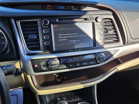 Used 2019 Toyota Highlander XLE image 18