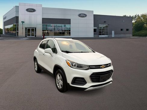 Used 2017 Chevrolet Trax LT w/ LT Convenience Package AWD/4WD image 2