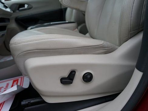 Used 2021 Chrysler Pacifica Touring-L image 12