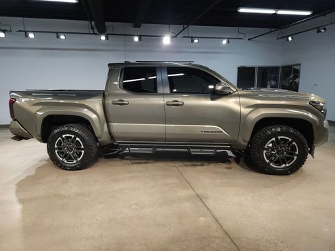 Used 2025 Toyota Tacoma TRD Sport AWD/4WD image 8
