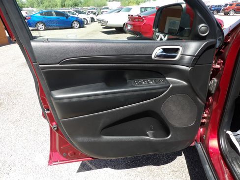 Used 2021 Jeep Grand Cherokee Laredo X AWD/4WD image 9