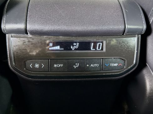 Used 2023 Toyota Highlander XLE AWD/4WD image 24