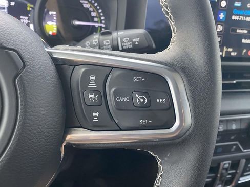Used 2025 Jeep Wrangler Unlimited Sahara w/ Safety Group AWD/4WD image 19
