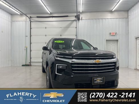 Used 2025 Chevrolet Traverse LT image 1