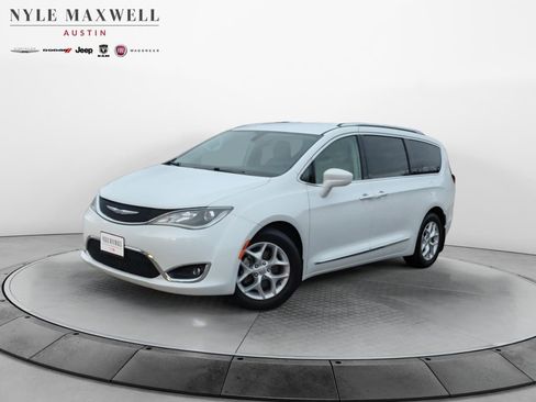 Used 2017 Chrysler Pacifica Touring-L Plus w/ Tire & Wheel Group image 1