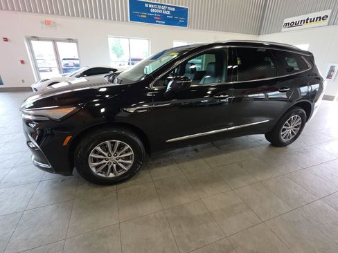 Used 2023 Buick Enclave Essence AWD/4WD image 11