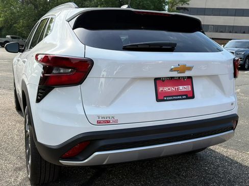 Used 2025 Chevrolet Trax LT FWD image 7