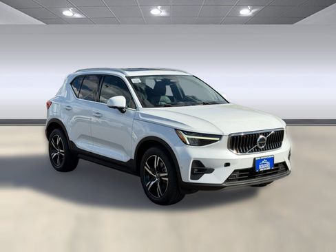 Used 2023 Volvo XC40 B5 Plus AWD/4WD image 7