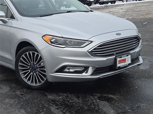 Used 2017 Ford Fusion SE w/ Fusion SE Technology Package image 2