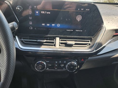 Used 2025 Chevrolet Trax RS w/ Sunroof Package FWD image 11