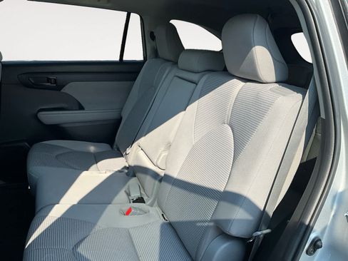 Used 2023 Toyota Highlander LE FWD image 13