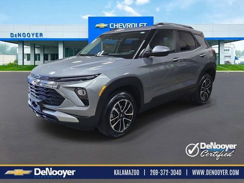 Used 2025 Chevrolet TrailBlazer LT AWD/4WD image 1