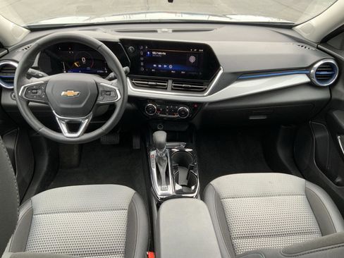 Used 2025 Chevrolet Trax LT w/ LT Convenience Package FWD image 46
