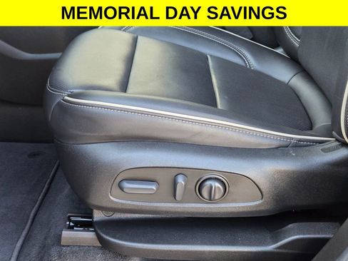 Used 2023 Chevrolet Traverse Premier FWD image 14