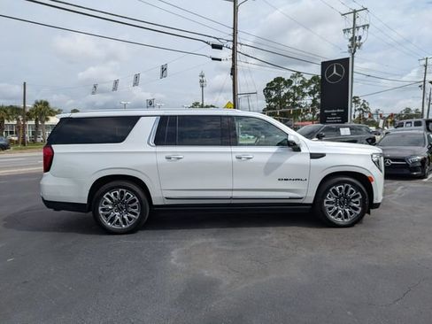 Used 2023 GMC Yukon XL Denali Ultimate AWD/4WD image 4
