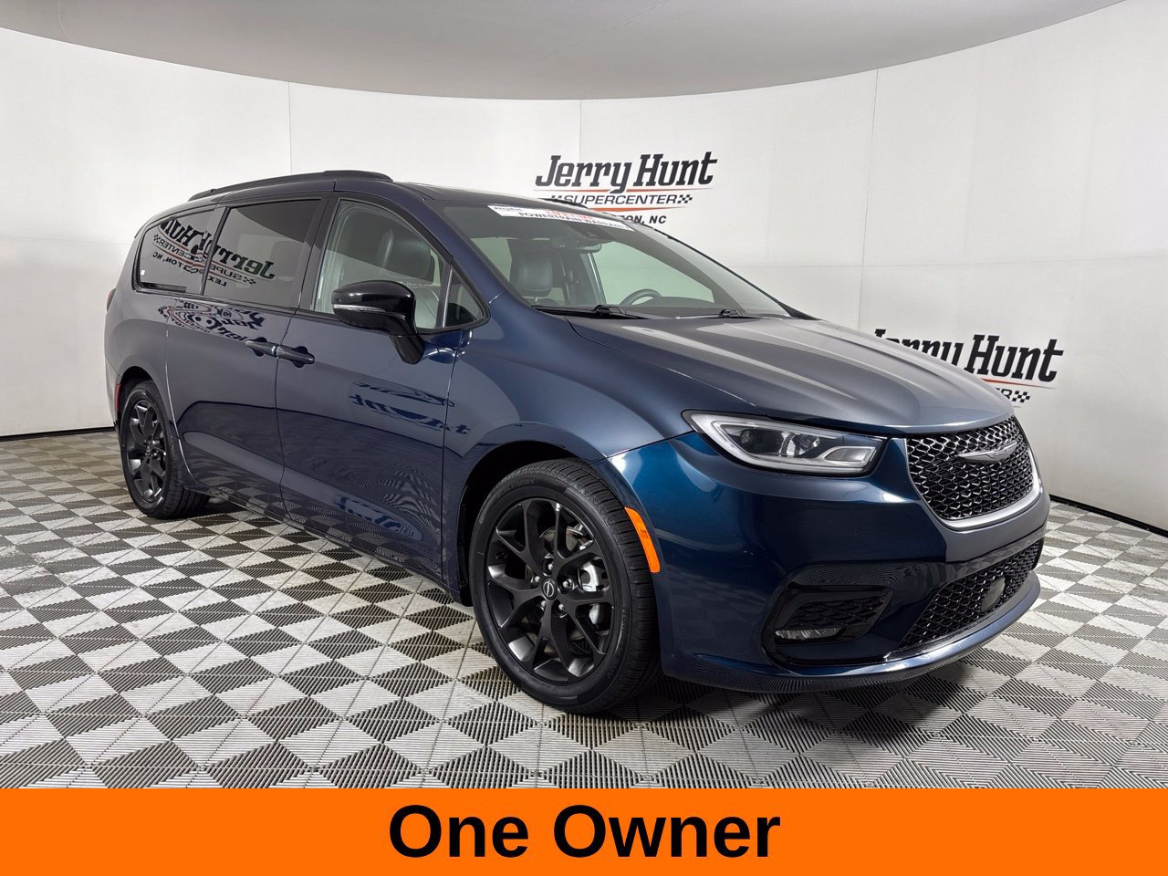 Used 2025 Chrysler Pacifica Limited FWD image 4