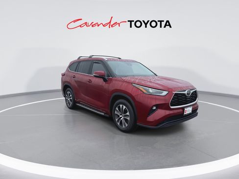 Used 2022 Toyota Highlander XLE image 2